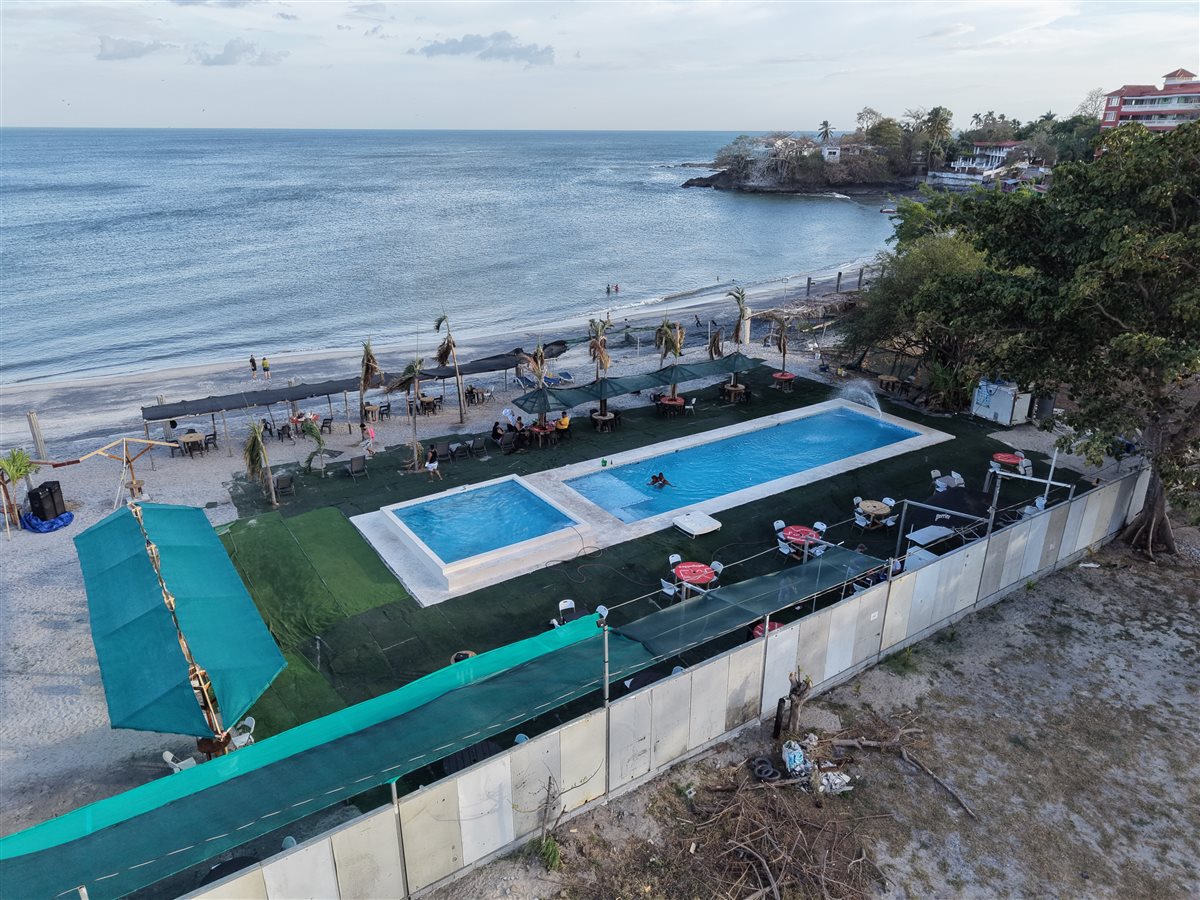 Playa y área de descanso del Club de Playa