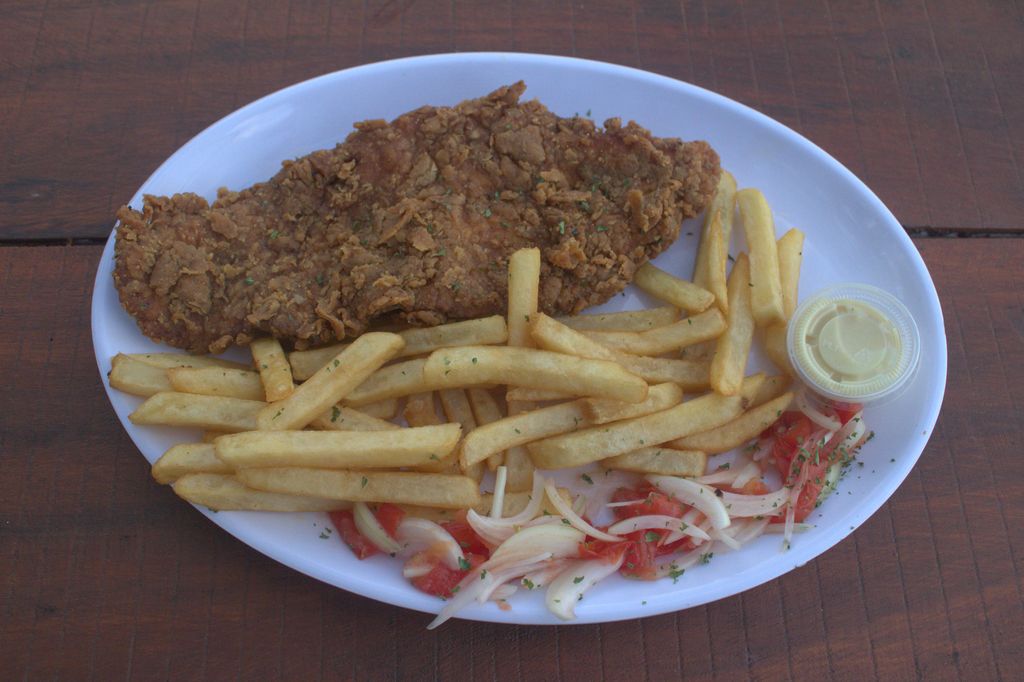 Plato del restaurante de Marvella: pescado frito con papas fritas